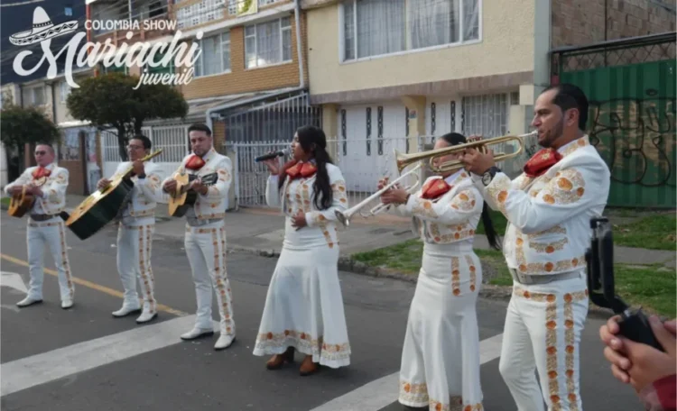 Mariachis tocando en la calle